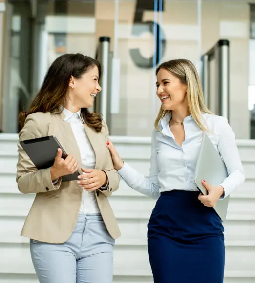 Le meilleur cabinet comptable offre un accompagnement fiscal et comptable de qualité pour la croissance de votre entreprise. Deux femmes d'affaires discutent de stratégies financières.