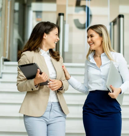 Société offshore Tunisie, échange professionnel entre deux femmes dans un espace d'affaires moderne.