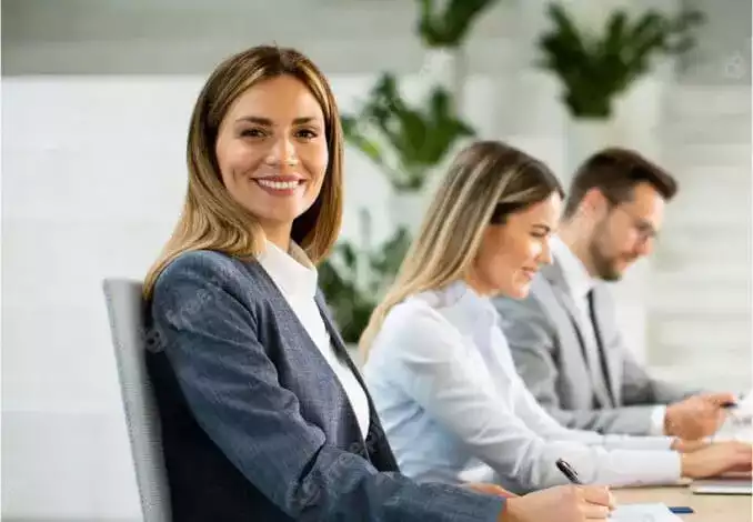 Une entrepreneuse souriante travaille avec son équipe pour créer une société informatique